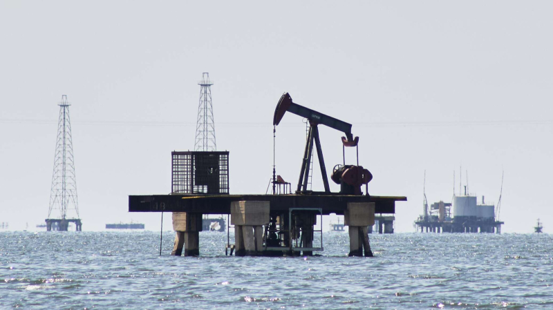 МЭА: коммерческих запасов нефти в мире осталось на несколько недель
